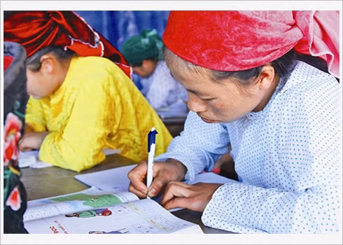 Vàng Thi Dinh, 29 ans, commence à apprendre à écrire.