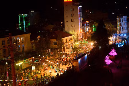 Cette année, la fête des fleurs de Sarrasin a débuté le 15 octobre. Elle anime le bourg de Dông Van. Le vieux quartier de Dông Van est envahi par les touristes.