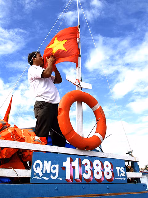  Le drapeau national accompagne les pêcheurs en mer.