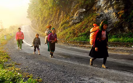 Le col de Ma Pi Lèng compte parmi les plus accidentés du Nord du Vietnam. Long de 20 kilomètres, il se situe à 1.200m d’altitude. On y rencontre des femmes Mông en route vers le marché.