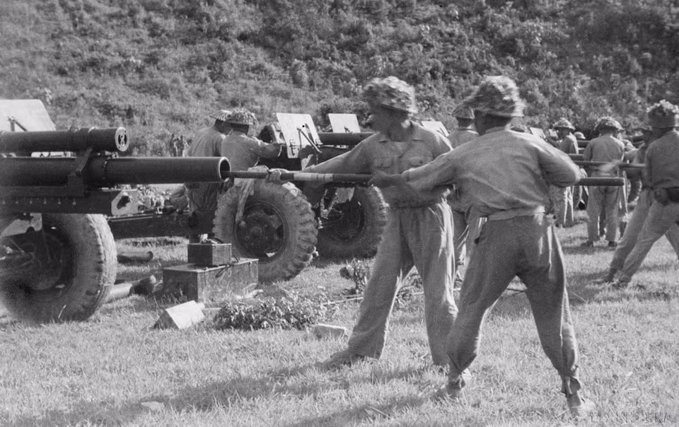 Les artilleurs se préparent à ouvrir le feu. Photo d’archives : VNA