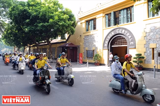 Halte à Hoa Lo, ancienne prison construite sous le régime colonial français, où étaient détenus les opposants politiques.