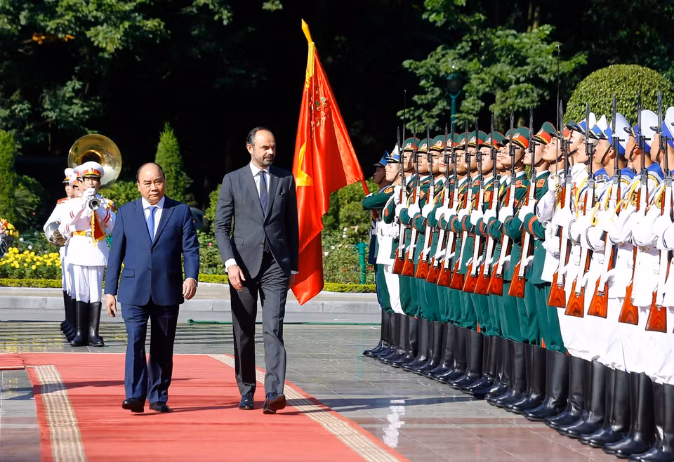 Le Premier ministre français Édouard Philippe a inspecté la garde d’honneur lors de la cérémonie de bienvenue organisée en son honneur le même jour au Palais présidentiel. 