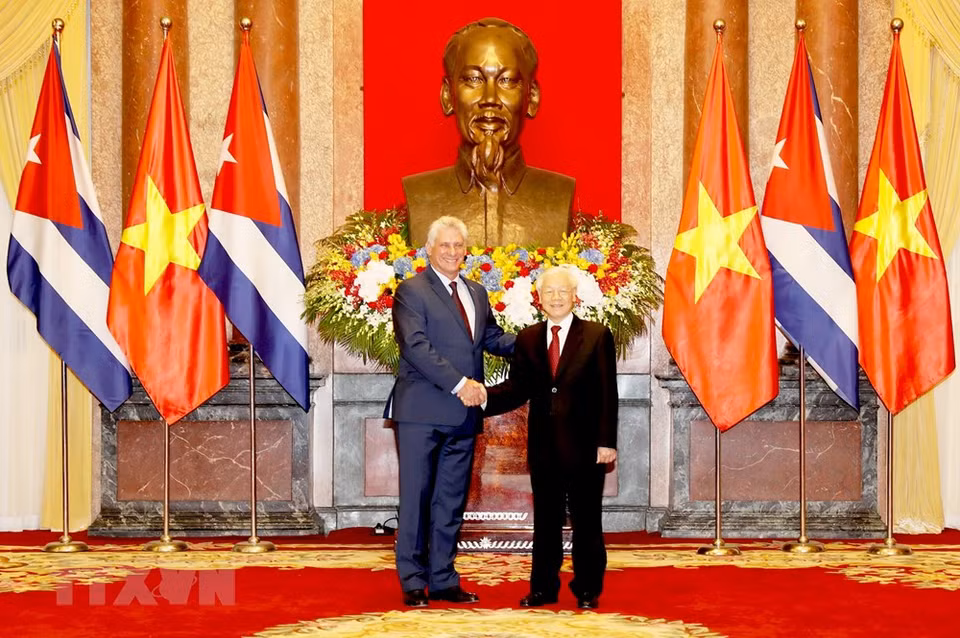 Le secrétaire général du Parti et président vietnamien Nguyen Phu Trong et le président du Conseil d'État et du Conseil des ministres de Cuba Miguel Mario Diaz Canel Bermudez avant l'entretien.
