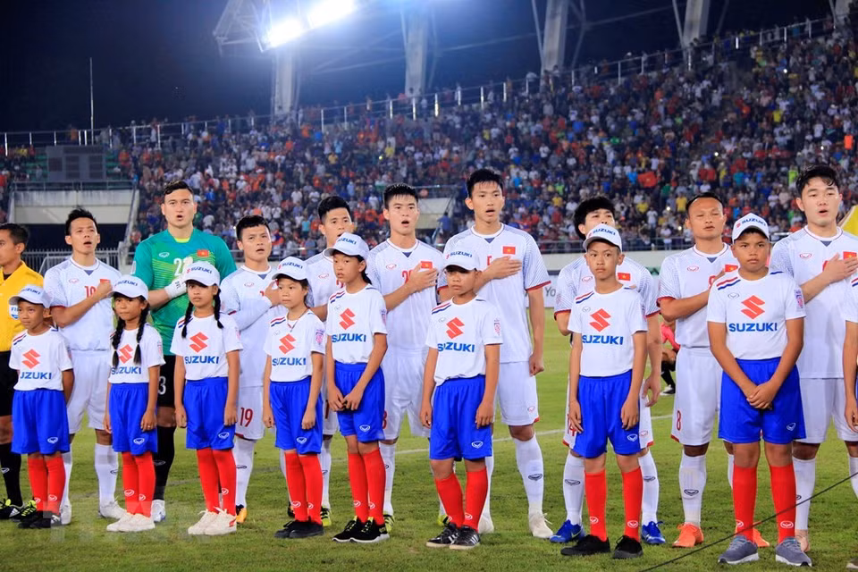 Les footballeurs vietnamiens chantent l'hymne national.