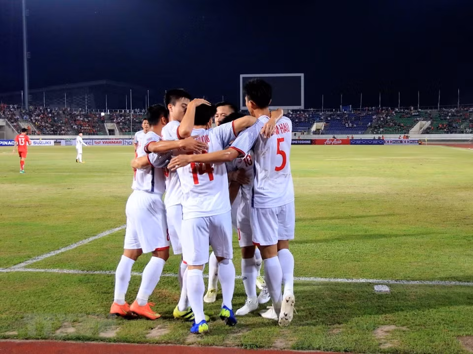 Les joueurs vietnamiens célèbrent leur premier but.