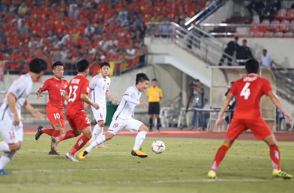 Le milieu de terrain Nguyen Quang Hai (numéro 19) marque un but avec un coup franc exemplaire à la 68e minute. Le score est de 3-0.