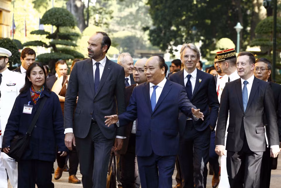 Le Premier ministre Édouard Philippe a visité la zone commémorative du Président Hô Chi Minh dans l’enceinte du Palais présidentiel, avec son homologue Nguyên Xuân Phuc.