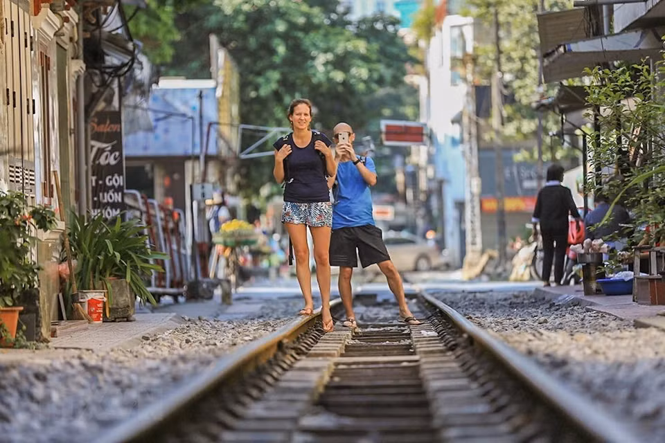 La rue du train relie la rue Kham Thien au carrefour Giai Phong - Dai Co Viet.