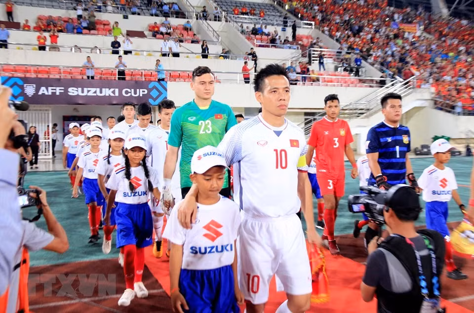 Nguyen Van Quyet (numéro 10) - le capitaine de l'équipe vietnamienne .