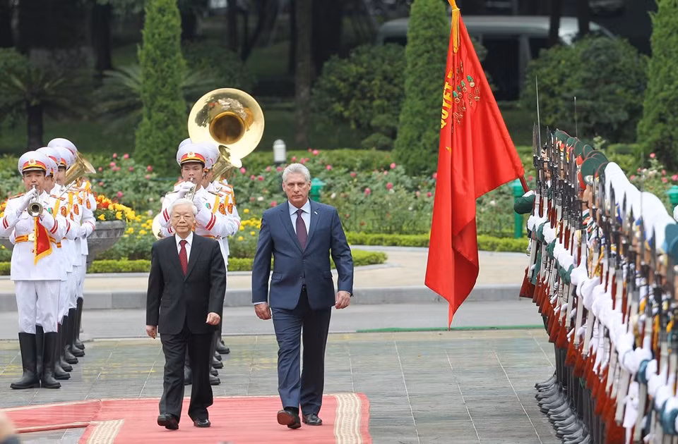 Le secrétaire général du Parti et président vietnamien Nguyen Phu Trong et le président du Conseil d'État et du Conseil des ministres de Cuba Miguel Mario Diaz Canel Bermudez passent en revue la garde d’honneur. 