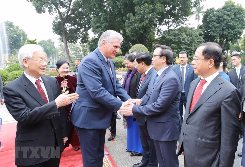 Le secrétaire général du Parti et président vietnamien Nguyen Phu Trong présente au président du Conseil d'État et du Conseil des ministres de Cuba Miguel Mario Diaz Canel Bermudez des officiels vietnamiens.