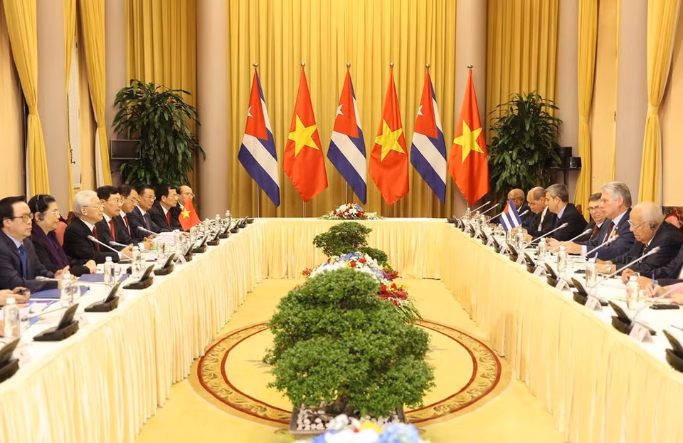 Entretien entre le secrétaire général du Parti et président vietnamien Nguyen Phu Trong et le président du Conseil d'État et du Conseil des ministres de Cuba Miguel Mario Diaz Canel Bermudez.
