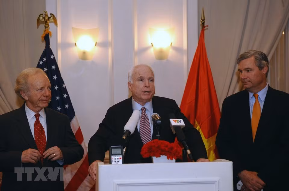  Les sénateur John McCain lors d’une conférence presse donnée le 19 janvier 2012 à Hanoi à l’occasion de sa visite au Vietnam. 
