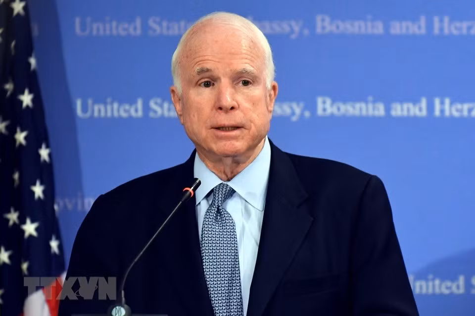  Le sénateur John McCain lors d’un point de presse donné en avril 2017 à l’ambassade des Etats-Unis à Sarajevo (Bosnie-Herzégovine). 