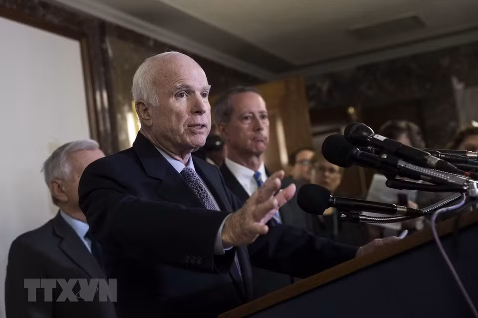  John McCain était le président de la Commission des services armés du Sénat en 2015. 