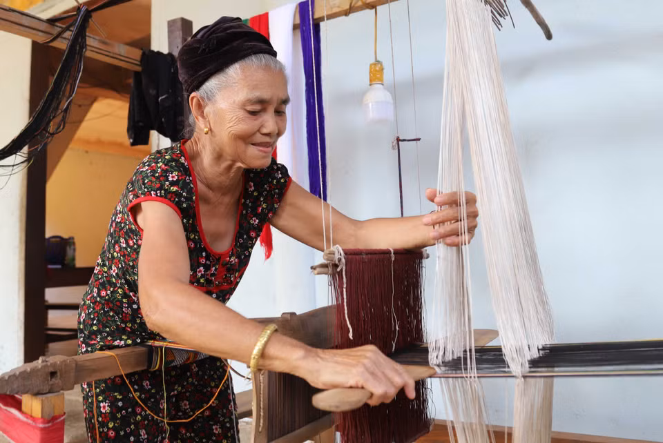 Les Ơ Đu du village de Vang Mon (commune de Nga My, district de Tuong Duong) conservent toujours leur métier traditionnel de tissage. Photo: VNA