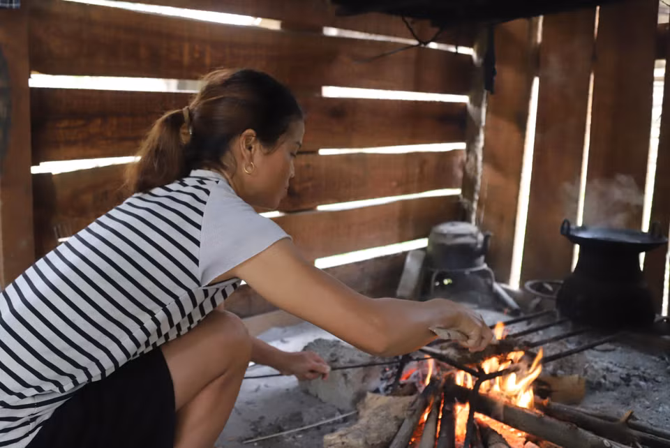 Une femme prépare des plats traditionnels dans la cuisine familiale. Photo: VNA