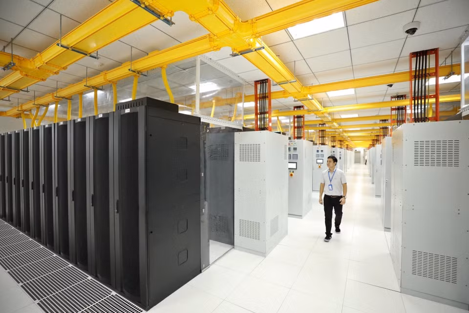 VNPT IDC Hòa Lạc couvre 23.000 m² de surface au sol, avec une échelle allant jusqu'à 2.000 racks, la plus grande au Vietnam aujourd'hui. Photo: VNA 
