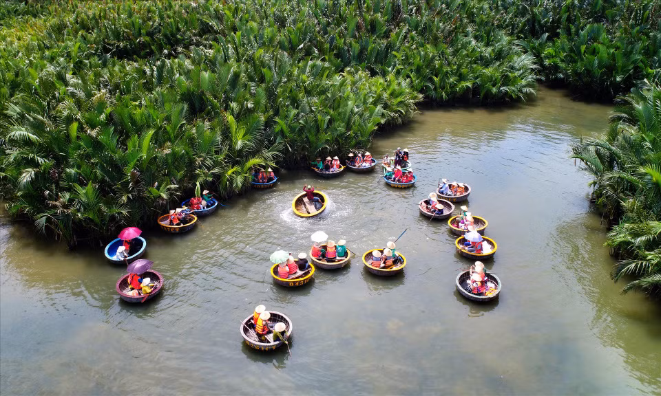 Le kouffa, dit "thuyên thung" en vietnamien, est une embarcation circulaire en bambou tressé calfaté très utilisée au Vietnam, en particulier comme annexe sur les bateaux de pêche. Une balade dans ces bateaux est incontournable lors de la visite à Hôi An. Photo: VNP
