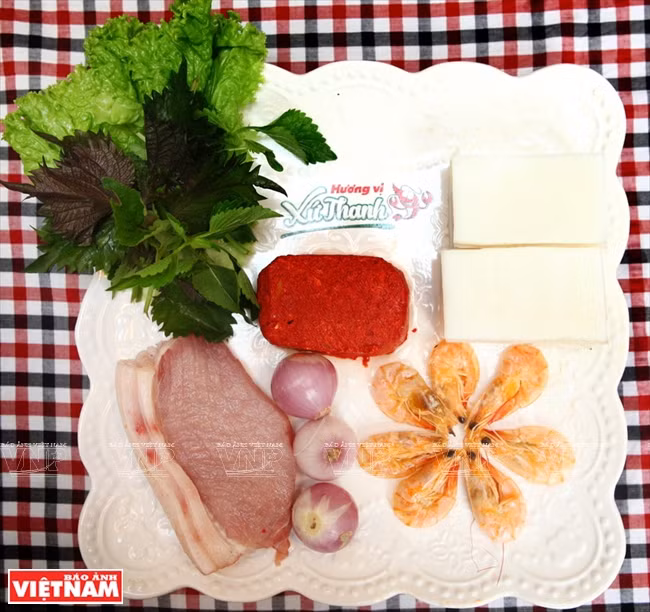 Les ingrédients du plat se compose de crevettes, de viande du ventre du porc, un peu de chair de momordique et des galettes de pho. 