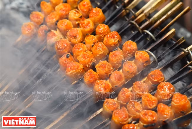 ...puis grillées sur le charbon de bois.