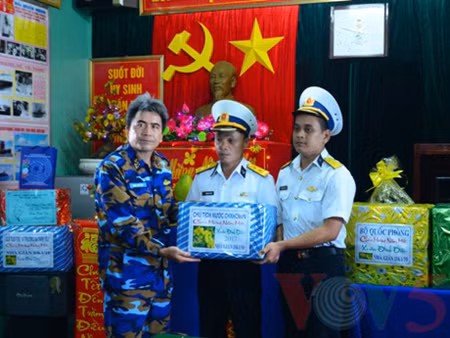 Le colonel Ngô Trí Hà remet les cadeaux du président vietnamien, du ministère de la Défense et d’autres organismes aux soldats.