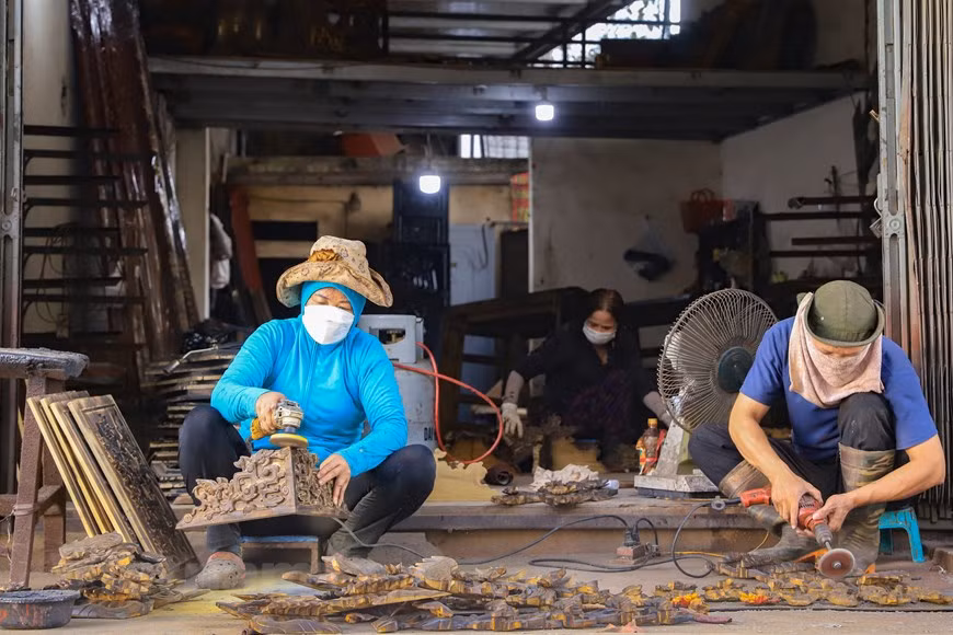 Il existe des foyers qui pratiquent l’artisanat depuis de nombreuses générations et qui continuent à écrire l’histoire du village artisanal de Son Dông que les gens ne peuvent s’empêcher de mentionner, comme les artisans Nguyên Viêt Thac, Nguyên Ba Khan et Trân Quang Khang. Il y a des artisans qui sont devenus les grands propriétaires du village, avec 3 usines, fonctionnant toute l'année et ayant toujours 40 à 50 ouvriers, tels que Nguyên Chi Quang et Nguyên Chi Dung, Trân Dinh Cuong, Nguyên Viêt Hông, etc. Jusqu'à présent, plus de 5 foyers dans la commune ont créé des entreprises pour promouvoir le commerce et signer des contrats avec des clients nationaux et étrangers. Au cours de la période d'intégration économique internationale, de nombreux travailleurs de Son Dông ont également réalisé des portraits et des statuts raffinés destinés à l'exportation, répondant aux besoins de partenaires étrangers. Photo : Vietnam+
