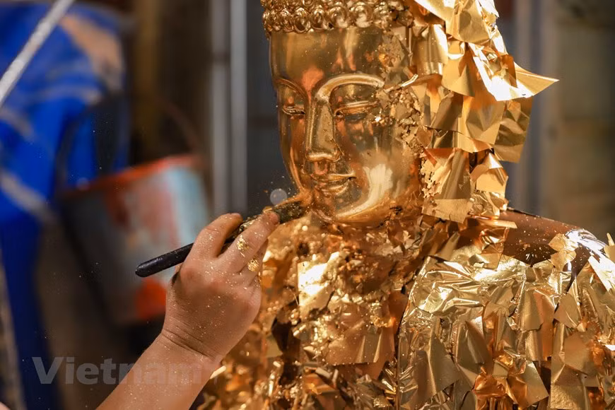 En ce qui concerne le processus de fabrication, en plus de la formule d’héritage commune de la génération précédente, chaque artisan de Son Dông a également des tactiques et des techniques ésotériques différentes. Par exemple, un artisan qui sculpte une statue de Bouddha Quan Am est généralement perforé de quatre « diện" (la distance entre le visage allant de la racine des cheveux au menton est appelé "« diện » ". Dans la chirurgie plastique moderne, appelé "une tête"). Mais parfois, Bouddha ne siège que trois et demi, ou quatre et demi « diện ». Parfois, une statue debout doit avoir sept « diện ». Le point commun entre les artisans lors de la fabrication de statues est qu’ils prennent la surface standard pour calculer le ratio. La statue assise est égale à quatre « diện » et la statue se tient debout sur sept. Cette formule varie légèrement en fonction de la statue grasse ou mince, de la statue masculine ou féminine (la statue grasse a une épaisseur de corps plus importante, l'épaule masculine est plus large que la statue féminine ...). Photo : Vietnam+