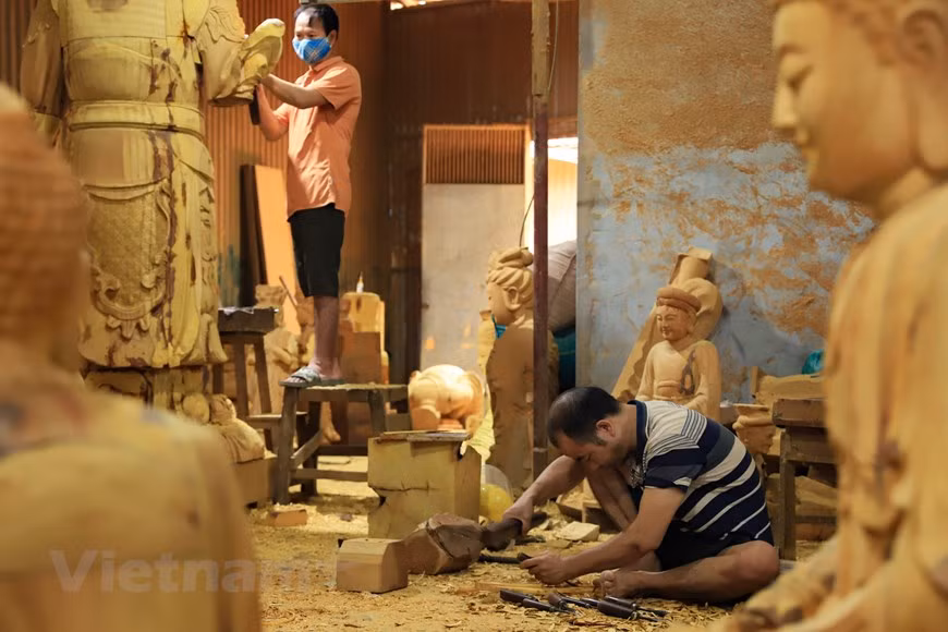 Le village de Son Dông est un village de sculpteurs, surtout de sculpteurs de statues et de cultes traditionnels, ayant une histoire de formation et d’existence depuis des centaines d’années. La technique de revêtement de laque et de dorure exquise de ce village est très appréciée. Dans la période coloniale française, de nombreux travailleurs de Son Dông ont été protégés et se sont vus conférer le titre d'artisan par l'État. Depuis les vieilles racines du fruit du jacquier, grâce aux mains talentueuses des ouvriers, de nombreuses statues, grandes et petites, se sont formées, contenant les pensées, les émotions, le respect de la population et souhaitant une vie prospère et heureuse. Photo : Vietnam+