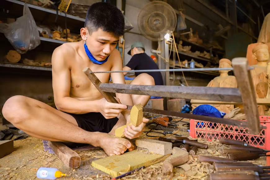 Ce village a été érodé pendant les années de résistance contre les États-Unis et la période de subvention, mais a été restauré par la suite par les artisans Nguyên Chi Dâu et Nguyên Duc Cuong en 1983. Nguyên Chi Dâu, artiste de la période coloniale française, a décidé de restaurer le métier traditionnel en organisant un cours de formation sur la sculpture sur bois et sur les métiers à laque, afin de le transmettre à ses enfants et petits-enfants. Ce jour-là, plus de 30 apprentis sont devenus de bons artisans, propriétaires d’une grande installation de production dans le village et continuent de transmettre le travail à la jeune génération. Jusqu'à présent, la transmission du travail du village était principalement héritée, transmise directement, le père transmis aux enfants, les enfants transmis aux petits-enfants, et ainsi, de la génération précédente à la génération suivante sans documents enregistrés. Aujourd'hui, les villageois ont pris le 6ème jour du calendrier lunaire chaque année comme fête du village, les petits-enfants se réunissant partout, se sacrifiant au dieu tutélaire du village. Photo : Vietnam+