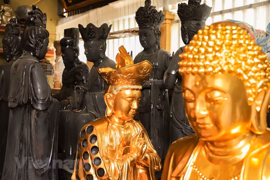 Avec des mains et des esprits talentueux, avec le concept "Bon au travail, une vie glorieuse", les sculpteurs de Son Dông ont enrichi et embelli la patrie et la famille. En 2007, le livre des records du Vietnam a nommé le village de Son Dông « le plus grand village de la sculpture des statues de Bouddha et des produits de culte au Vietnam ». La réputation était sonore, même si des difficultés et des défis du marché, ce qui exige que chaque travailleur ici doit constamment essayer d'acquérir des compétences avancées. Cependant, chaque peuple Son Dông a aujourd'hui le droit d'être fier d'un métier traditionnel que la génération précédente a construit et transmis aux générations actuelles. Photo : Vietnam+