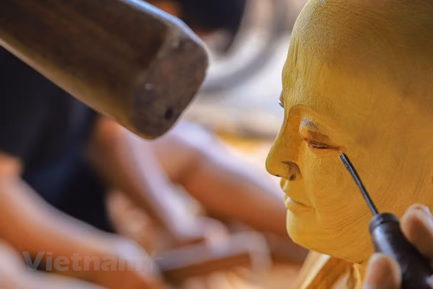 La légende raconte que le village artisanal de Son Dông a été créé et développé depuis des milliers d'années où la culture du bouddhisme s'est répandue au Vietnam. Au cours de la période féodale, des centaines d'artisans obtinrent le titre de seigneur industriel (maintenant appelé artisan). Les empreintes tangibles de 1.000 ans de Thang Long - Hanoi sont créées par des artisans talentueux de Son Dông tels que le temple Quôc Tu Giam (Temple de la Littérature), Khuê Van Cac (Pavillon de la constellation des lettres), le temple Ngoc Son au cœur du lac de l’Epée restituée, le pont Thê Huc, la pagode au pilier unique (un des symboles de la capitale millénaire). ... Photo : Vietnam+