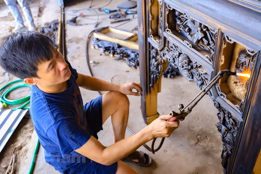 En venant à Son Dông aujourd'hui, les visiteurs assisteront au processus de fabrication des statues et seront immergés dans la "musique" du village au son de la sculpture de la statue, au son d'une machine à scier parcourant les ruelles. Ainsi, nous pouvons comprendre toutes les difficultés du travailleur en achèvenant les œuvres d'art cachées dans lesquelles la sueur, l'intellect des travailleurs aux pieds nus. Aujourd'hui, beaucoup de personnes à Son Dông doivent affirmer que ce travail centenaire les a aidées à s'enrichir et à créer des emplois pour des milliers de travailleurs, dans le contexte de la contraction des terres par la vitesse urbaine. Les gens remercient toujours en silence les artisans qui ont contribué à la restauration du village artisanal. Photo : Vietnam+