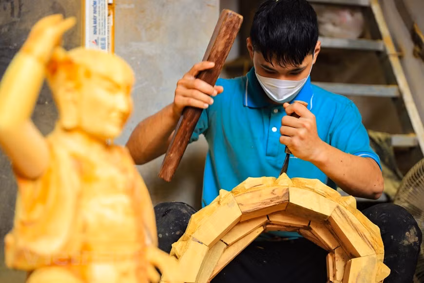 À l'heure actuelle, la commune compte plus de 4 000 artisans dont plus de la moitié sont d'excellents artisans et beaucoup d’entre eux sont honorés et ont reçu le titre d'artisan. Les produits du village artisanal de Son Dông représentent plus de 50% de la part du marché national des statues et du culte de laque et de statues dorées, servant la vie spirituelle, culturelle et religieuse de la population. Il est à noter que les clients qui ont besoin de faire des statues de culte, les artisans de ce village peuvent le faire immédiatement sans échantillons disponibles. Les statues deviennent sensibles grâce aux mains habiles du travailleur. Pour le faire, le travailleur doit avoir de l'expérience, comprendre le charisme, la personnalité, la position de chaque statue puis insuffler une âme dans les œuvres. Photo : Vietnam+