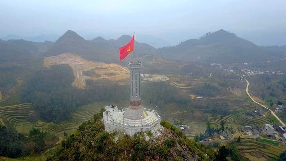La tour du drapeau de Lung Cu doit sa célébrité tant à sa position géographique (point le plus septentrional du pays) qu’à sa dimension symbolique. L’étendard de la souveraineté territoriale du Vietnam. Photo: VNA 