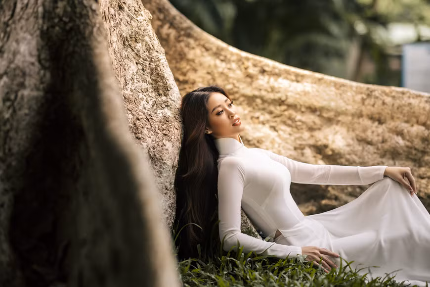 Miss Khanh Van porte un "ao dai" rouge vif, exprimant son amour pour l'ao dai traditionnel vietnamien. Photo: Vietnam+ 