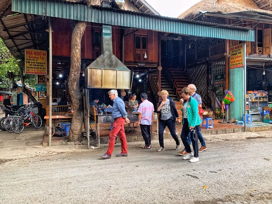 En tant que l'une des attractions touristiques les plus célèbres du district de Mai Chau de la province montagneuse du nord de Hoa Binh, le village de Lac captive les touristes non seulement par la beauté rustique des montagnes, par la douceur des filles des hautes terres, mais aussi par le cœur chaleureux des habitants d'ici. Bien que Mai Chau soit devenue une destination touristique de plus en plus populaire, elle a conservé son ambiance chaleureuse et décontractée. Cette rue était déserte la semaine précédente en raison de la crainte des visiteurs d'être infectés par la maladie respiratoire aiguë causée par le coronavirus SARS-CoV-2 (COVID-19). Photo: Vietnam+