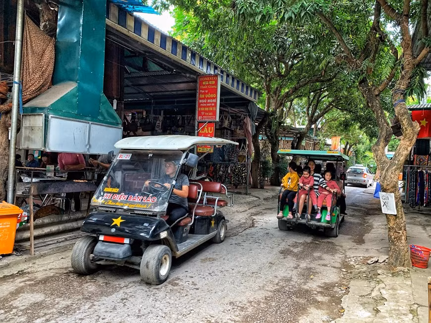 Des voitures électriques transportant des touristes pour visiter le village de Lac, qui est très apprécié des touristes, curieux de découvrir la vie culturelle originale des Thai dans les hautes terres. Il manquerait d’intéressant si les touristes ne se rendaient pas au marché du village Lac dans le district de Mai Chau, province de Hoa Binh. Devant chaque maison sur pilotis, les gens mettent des petites tables pour exposer leurs produits en brocart, comme des sacs à main, des sacs à main et des foulards Pieu (un foulard traditionnel de l’ethnie Thai). Tous les produits ont été fabriqués à la main par les locaux. Photo: Vietnam+