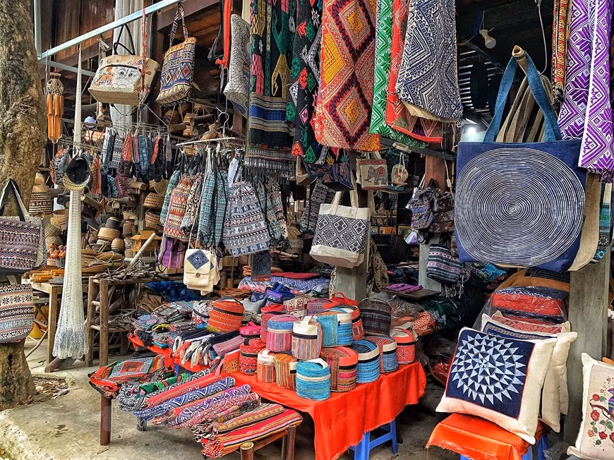 Les vêtements et produits en brocart se caractérisent par la complexité des textures. Chaque maison est un petit magasin où sont vendus toutes sortes de souvenirs faits par les Thais du village: les sacs, les écharpes, les couvertures… Toutes les femmes Thai apprennent à fabriquer du coton et à tisser du brocart lorsqu'elles sont enfants. En grandissant et en se mariant, elles doivent être habiles à fabriquer du coton et à tisser du brocart pour leur propre famille et le commerce. À l'heure actuelle, les ethnies Thai de Mai Chau savent comment combiner étroitement le développement du tissage de brocart et le développement du tourisme. Photo: Vietnam+