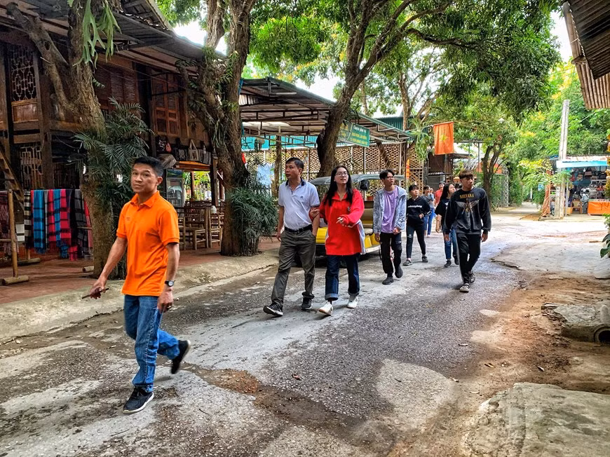 Mai Chau est décrit comme un village entouré de falaises calcaires et de rizières. Après des semaines à éviter de voyager en raison des craintes de la propagation de la maladie respiratoire aiguë causée par le coronavirus SARS-CoV-2 (également connu sous le nom de COVID-19), le village de Lac dans le district de Mai Chau de la province montagneuse du nord de Hoa Binh a commencé à accueillir de nouveau des visiteurs ces jours-ci. Selon les habitants locaux, bien que le nombre de touristes la semaine dernière ait été modeste, cela représente quant même 30 à 40% des arrivées des années précédentes. Photo: Vietnam+