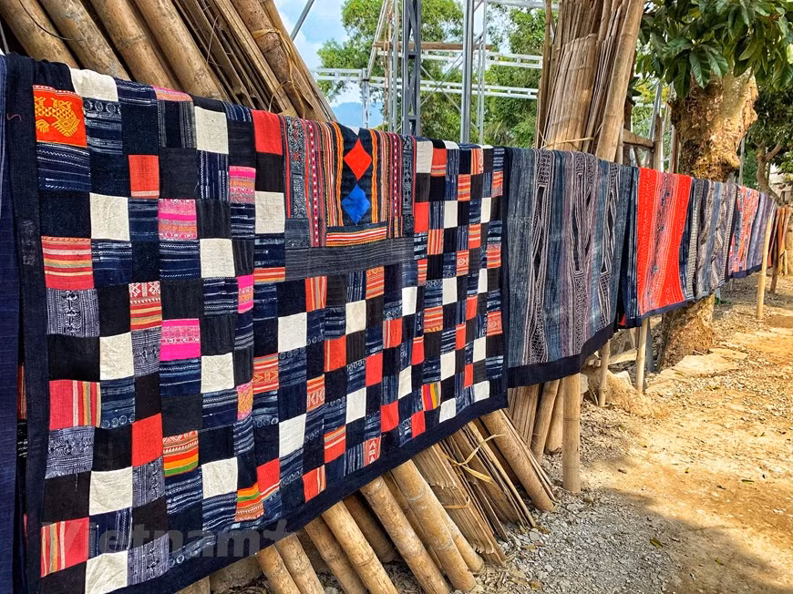 Les images de produits de brocart vives sont typiques dans la région montagneuse du Nord et au village de Lac à la province de Hoa Binh, en particulier. Afin de tisser un morceau de tissu de brocart, une fille Thai doit utiliser des matériaux fabriqués par elle-même à partir de la plantation de mûriers, de la culture du ver à soie et du roseau. Avec trois matériaux principaux, elles tissent et combinent le brocart avec des designs diversifiés et abondants. L'image de filles Thai tissant studieusement à côté des métiers à tisser et le son bruyant des diamants du métier à tisser semblent attirer les visiteurs nationaux et étrangers. Photo: Vietnam+