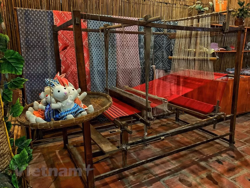 Des produits de brocart colorés de toutes tailles sont exposés dans le village de Lac, district de Mai Chau, province montagneuse du nord de Hoa Binh. Les écharpes, les sacs en brocatelles et les robes multicolores des femmes Thai attirent des amateurs des produits artisanaux traditionnels. Les ethnies Thai de la région du Nord-Ouest sont réputées pour leur artisanat traditionnel de tissage de brocart qui a été préservé pendant de nombreuses générations. Les femmes Thai fabriquent des produits de brocart traditionnels sur leur métier spécial. Les métiers à tisser sont en bois et généralement grands. Pour de nombreuses femmes Thai, l'étape la plus difficile du tissage de produits en brocart est la préparation des fils. Photo: Vietnam+