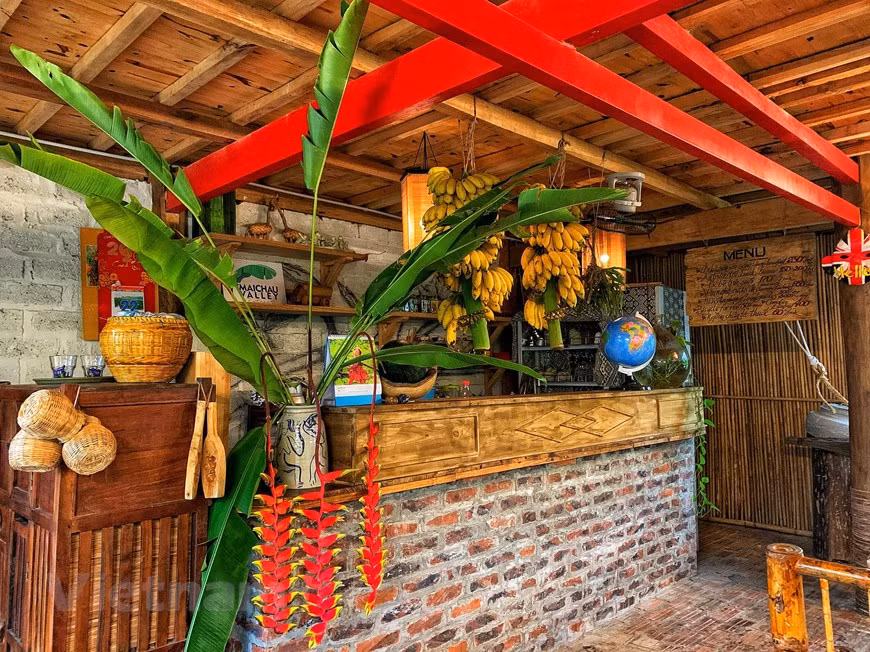Un bar simple mais délicat et amical dans le village de Lac à Mai Chau (Hoa Binh), où vous pouvez trouver une variété de boissons fraîches et intéressantes. Une fois la nuit tombée, de nombreuses activités artistiques attrayantes sont organisées. Les cours de danses et les chants traditionnels de l’ethnie Thai font fortes impressions auprès des voyageurs. En effet, ces derniers sont toujours enchantés de chanter et de danser avec les autochtones. Et vous ne pouvez pas venir au village Lac sans tenter de jouer au nhay sap (jeu folklorique avec des barres en bois) qui est toujours très animé. Photo: Vietnam+