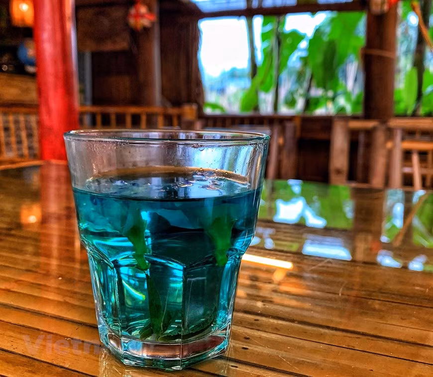 Boire du thé aux fleurs de pois papillon en pleine nature est une expérience agréable pour les visiteurs. Une spécialité du village. Le village de Lac dans le district de Mai Chau de la province de Hoa Binh est devenu une destination idéale pour tous ceux qui recherchent la tranquillité loin du luxe urbain. Ici, l'ambiance est riche, la culture est de plus en plus attractive que jamais. Une porte d'entrée animée vers les hautes terres du Nord-Ouest. Beaucoup de gens appellent que le Lac est un centre touristique du quartier de Mai Chau. En raison de la beauté des paysages et des grandes choses qu'il offre, il satisfait tous les voyageurs. Photo: Vietnam+