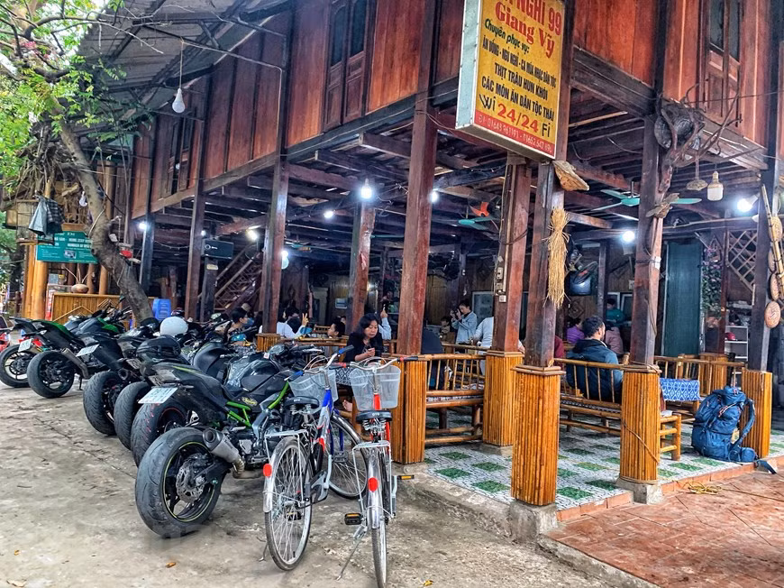 Un groupe de motards choisit le village de Lac comme une destination de passage lors de leur voyage. Le village compte des dizaines de foyers proposant un service touristique «homestay» (chambre à louer chez l’habitant). Depuis Hanoï, les touristes doivent parcourir 60 kilomètres jusqu'à Mai Chau en bus ou en moto. En bus, vous devez prendre à la gare de My Dinh, Hanoï. En moto, vous pouvez en louer une dans n'importe quelle agence de voyage dans le vieux quartier de Hanoï. Depuis le centre de la ville de Mai Chau, vous pouvez facilement vous déplacer vers le village du Lac. Il n'est pas difficile pour les touristes de trouver un logement raisonnable dans le village de Lac - regroupés par le plus grand nombre de familles d'accueil de Mai Chau. Photo: Vietnam+
