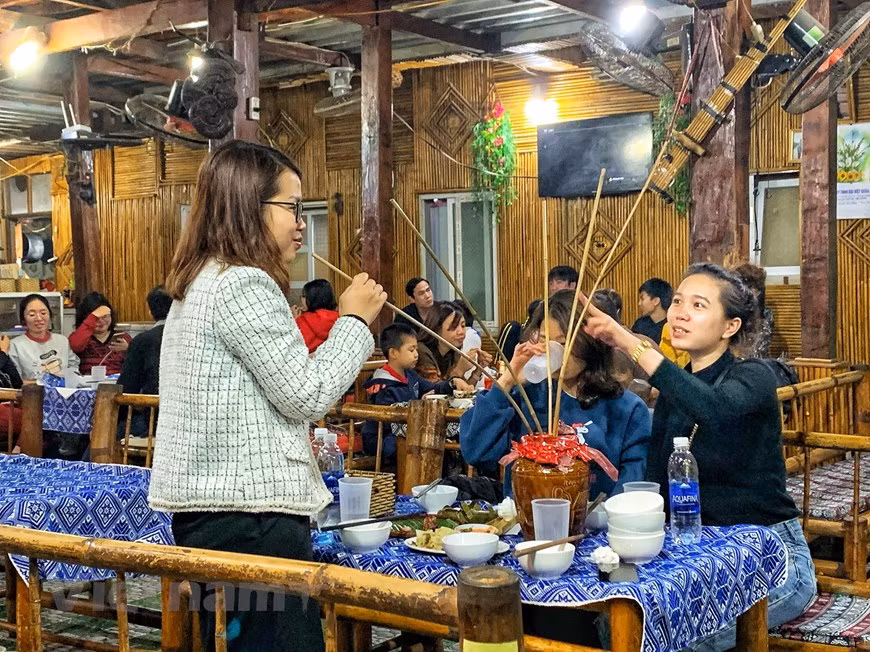 De nombreux touristes ont déclaré qu'ils suivaient de près chaque jour l'évolution du COVID-19 au Vietnam et ont décidé de faire un voyage de printemps, car le Vietnam a bien contrôlé la maladie. En particulier, en visitant le village de Lac, les touristes ne peuvent pas manquer les spécialités locales. Les touristes seront invités à s'asseoir sur le tapis orné au centre de la maison. Ensuite, ils seront invités à déguster du ruou cân (une sorte de vin populaire dans les hautes terres et bu dans un bocal à travers des tuyaux), du com lam (une sorte de riz délicieux) avec de la viande grillée et du poisson d'eau douce cuit à la vapeur. Photo: Vietnam+