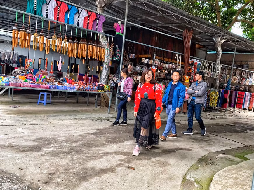 Le village de Lac dans la commune de Chieng Mai (district de Mai Chau) est devenu l'une des destinations touristiques les plus populaires de la province septentrionale de Hoa Binh non seulement pour la population locale mais aussi pour les visiteurs étrangers. À environ 140 km au nord-ouest de la capitale de Hanoï, le village de Lac est un lieu de cultures traditionnelles spéciales et abrite la culture du peuple Thai avec 5 clans, à savoir Ha, Lo, Vi, Mac et Loc. Le village existe depuis 700 ans. Le village de Lac accueille chaque année un grand nombre de visiteurs. Photo: Vietnam+