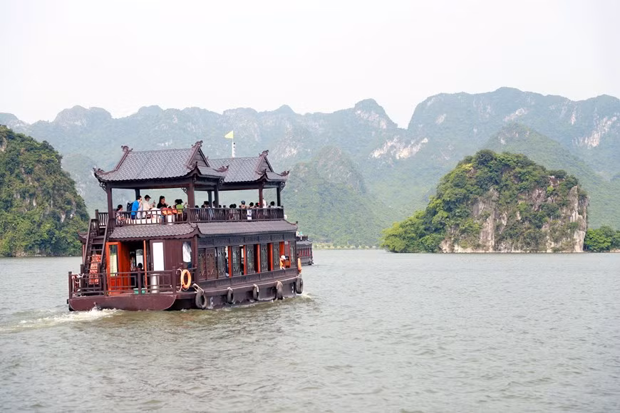 Les touristes pourraient faire une excursion en bateau pour visiter le complexe. Photo: VNA