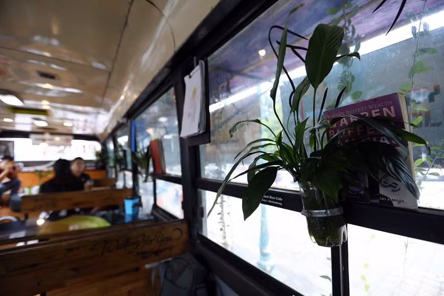  Des pots de fleurs et de plantes fabriqués à partir de bouteilles en plastique recyclées. 